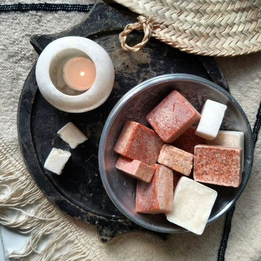 Amberblokjes in schaaltje